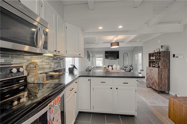 282 NE Bayview Drive, Lee's Summit, MO 64064