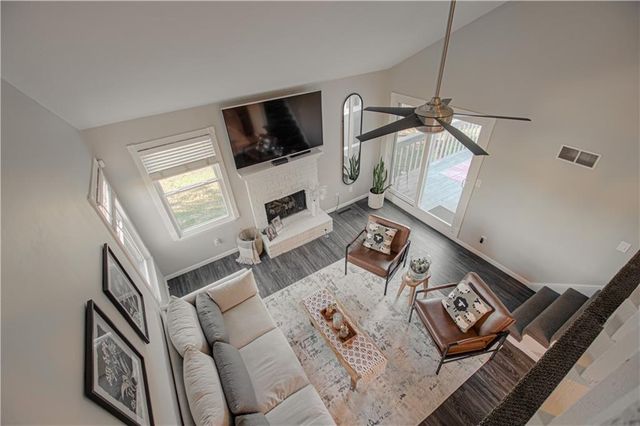 282 NE Bayview Drive, Lee's Summit, MO 64064