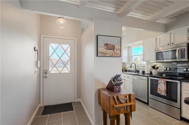 282 NE Bayview Drive, Lee's Summit, MO 64064