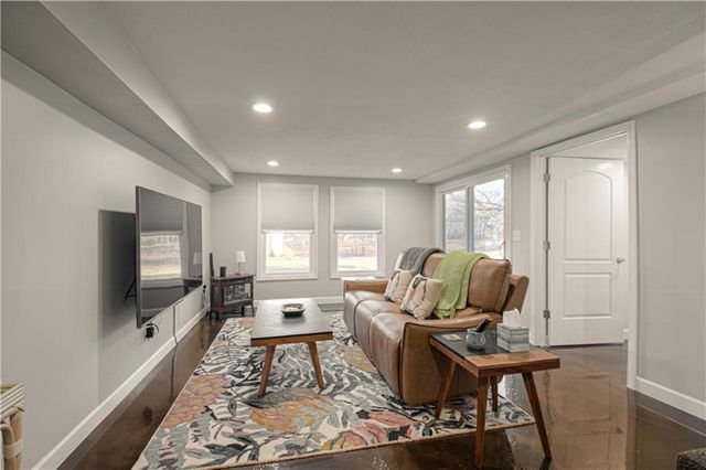 282 NE Bayview Drive, Lee's Summit, MO 64064