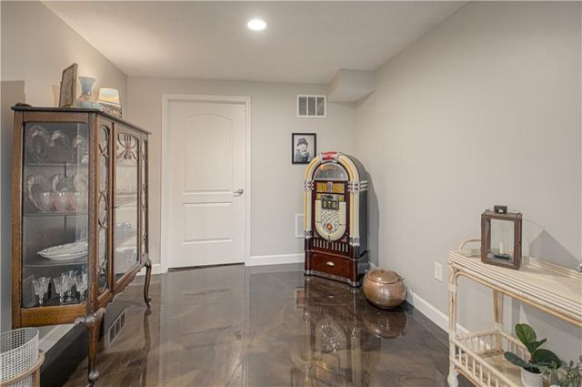 282 NE Bayview Drive, Lee's Summit, MO 64064