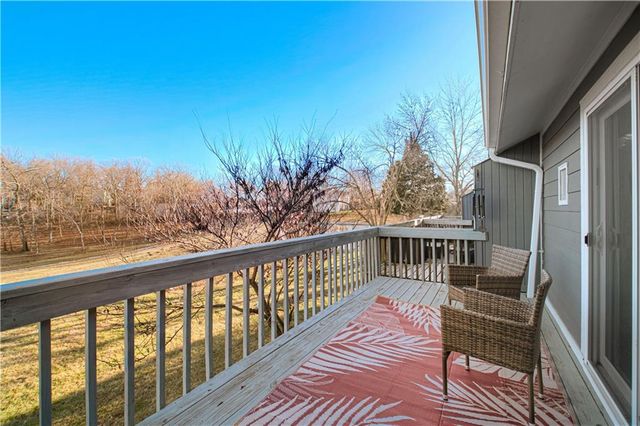 282 NE Bayview Drive, Lee's Summit, MO 64064