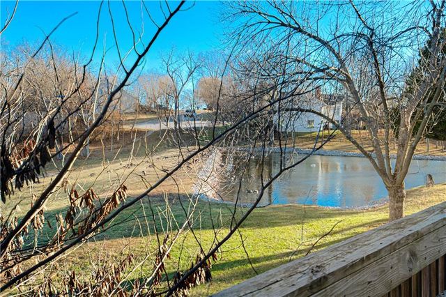 282 NE Bayview Drive, Lee's Summit, MO 64064