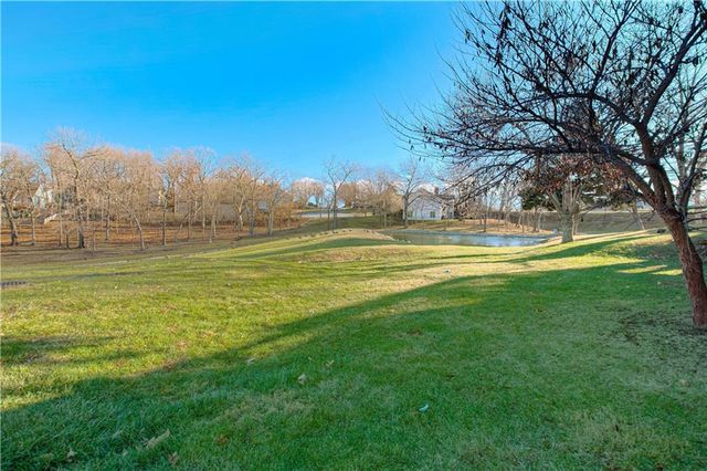 282 NE Bayview Drive, Lee's Summit, MO 64064