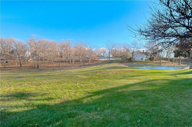 282 NE Bayview Drive, Lee's Summit, MO 64064