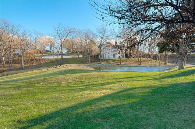 282 NE Bayview Drive, Lee's Summit, MO 64064