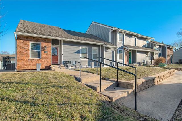 282 NE Bayview Drive, Lee's Summit, MO 64064