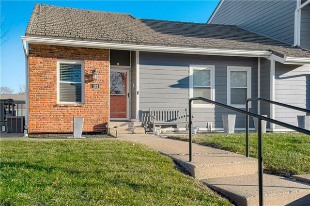 282 NE Bayview Drive, Lee's Summit, MO 64064