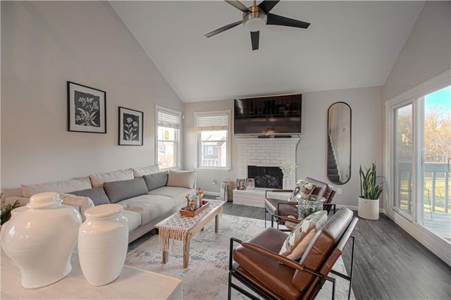 282 NE Bayview Drive, Lee's Summit, MO 64064