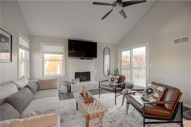 282 NE Bayview Drive, Lee's Summit, MO 64064