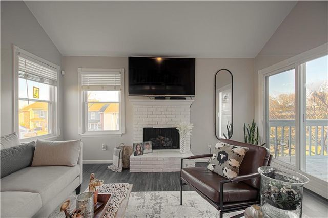 282 NE Bayview Drive, Lee's Summit, MO 64064