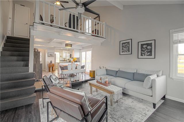 282 NE Bayview Drive, Lee's Summit, MO 64064