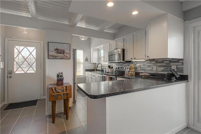 282 NE Bayview Drive, Lee's Summit, MO 64064