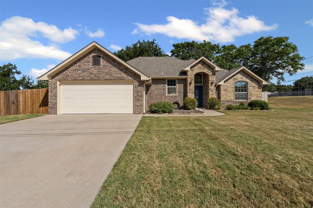 306 Knob Hill Drive, Granbury, TX 76048