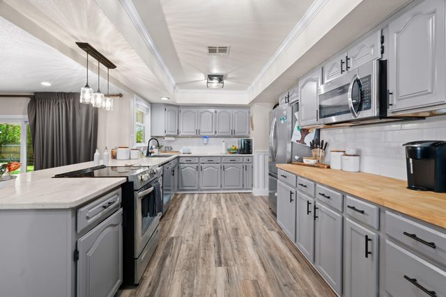 3689 Suzanne Way, Redding, CA 96002