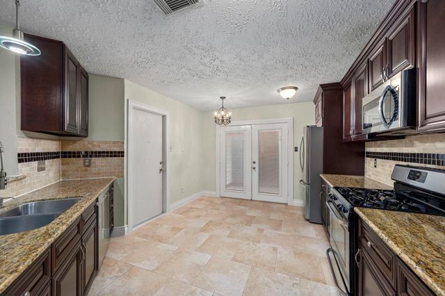1915 Creek Valley Lane, Sugar Land, TX 77478