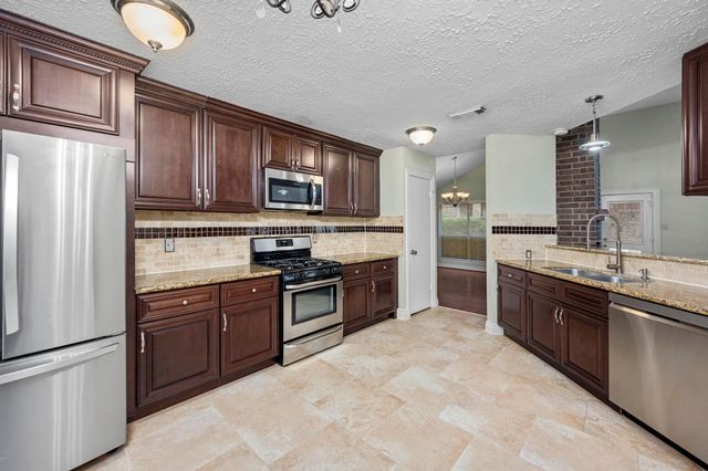 1915 Creek Valley Lane, Sugar Land, TX 77478