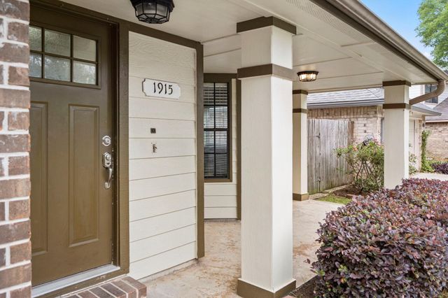 1915 Creek Valley Lane, Sugar Land, TX 77478