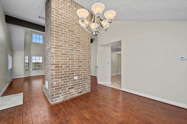 1915 Creek Valley Lane, Sugar Land, TX 77478