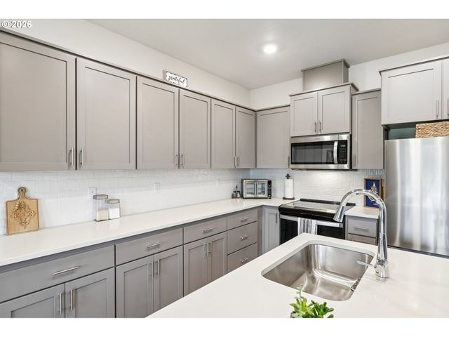 9336 Se MIDDLETON St, Happy Valley, OR 97086
