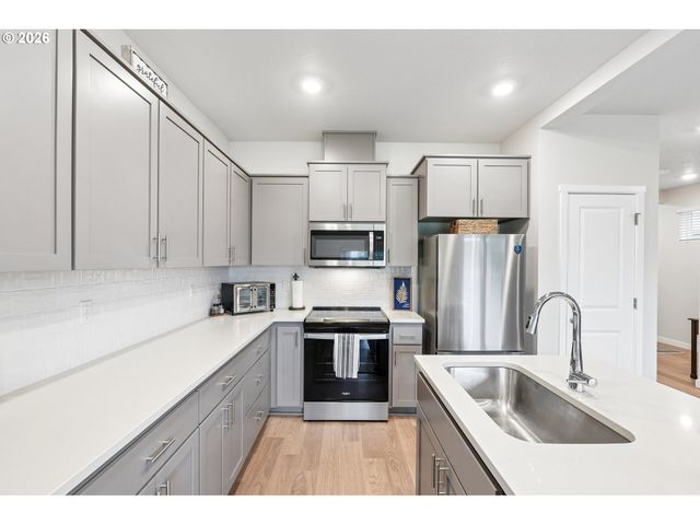 9336 Se MIDDLETON St, Happy Valley, OR 97086