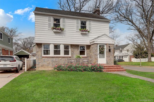 31 Carol Street, Lynbrook, NY 11563