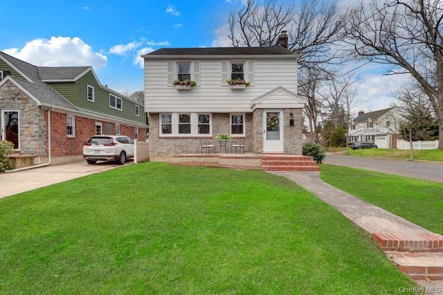 31 Carol Street, Lynbrook, NY 11563