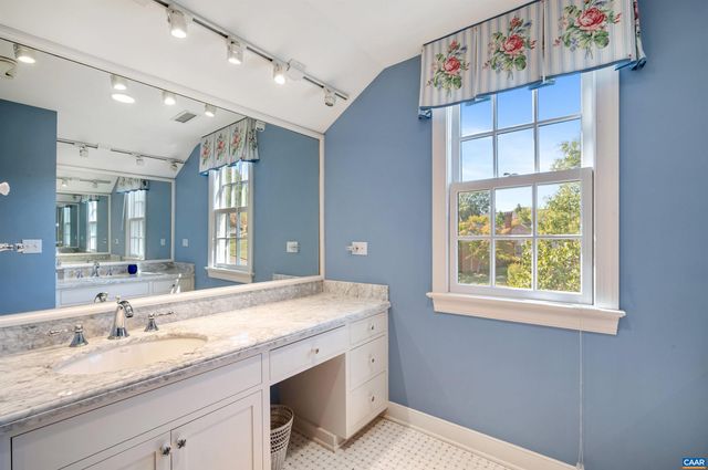 15 EDNAM VILLAGE ST, Charlottesville, VA 22903