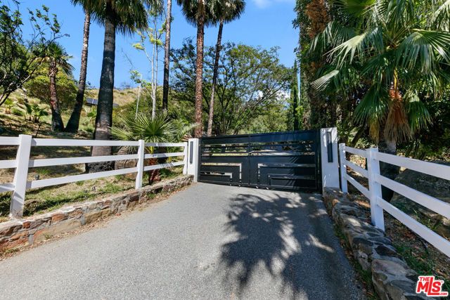260 Loma Metisse Road, Malibu, CA 90265