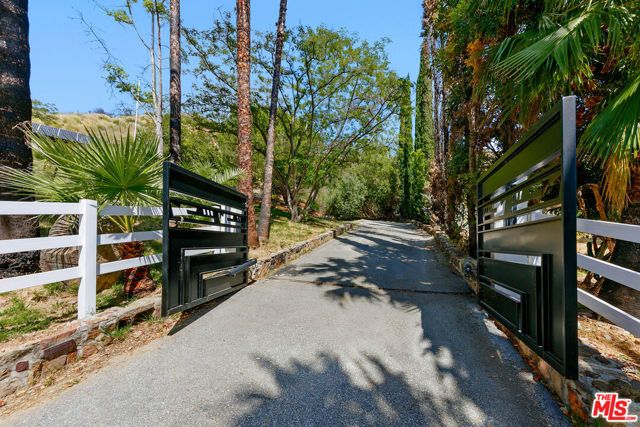260 Loma Metisse Road, Malibu, CA 90265