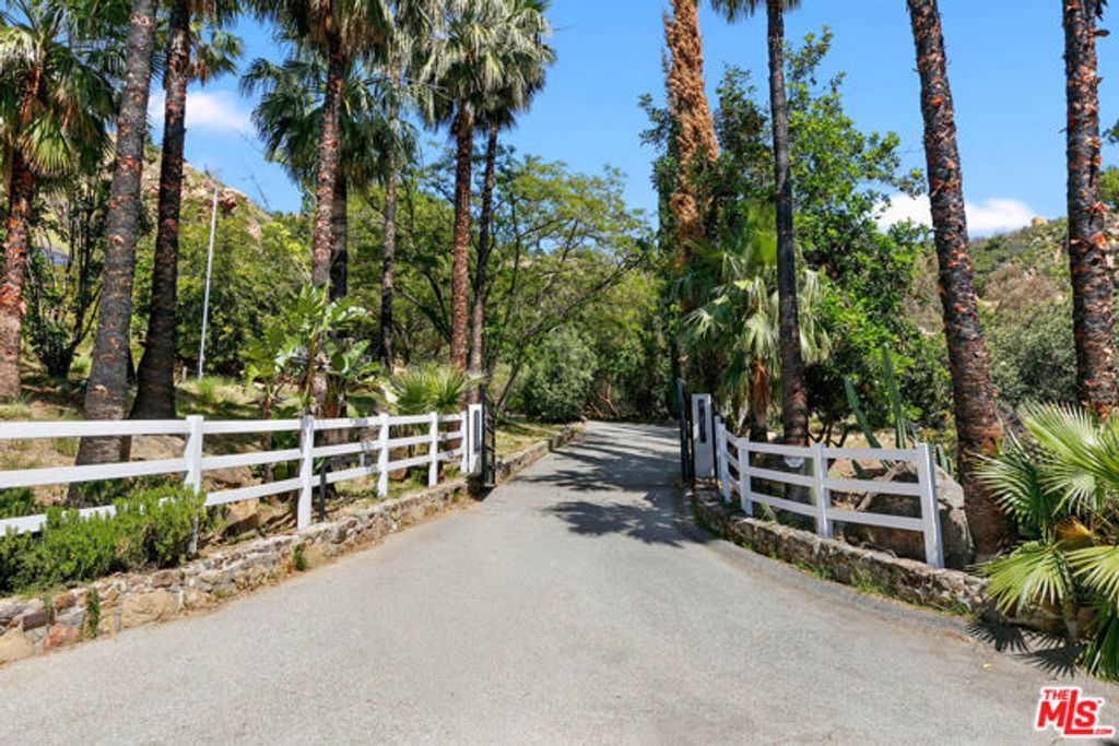 260 Loma Metisse Road, Malibu, CA 90265
