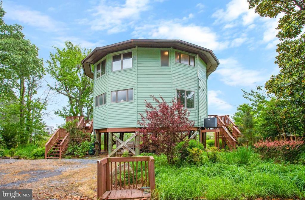 Image 3 of property listing at 5341 AL JONES DR, Shady Side, MD 20764