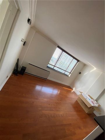 700 E 8TH Street 11 H, Kansas City, MO 64106