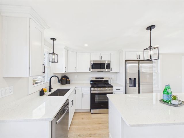 5 Weaver St, New Bedford, MA 02740