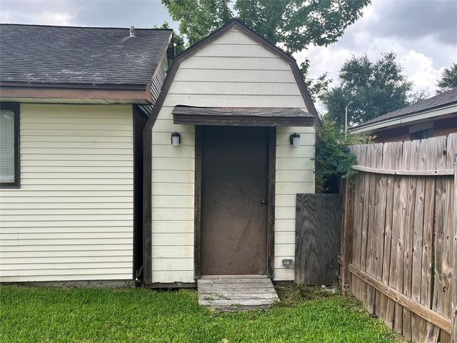 9910 Stonemont Road, La Porte, TX 77571