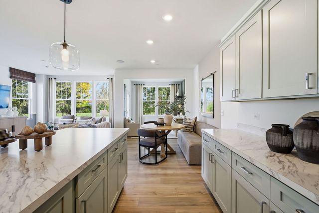 2021 Kensington Lane 03004, Hoffman Estates, IL 60169