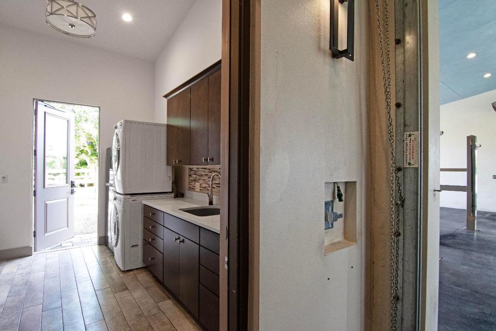 Image 11 of property listing at 2022 Appaloosa Trail, Wellington, FL 33414