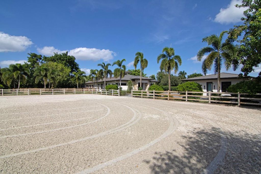 Image 16 of property listing at 2022 Appaloosa Trail, Wellington, FL 33414