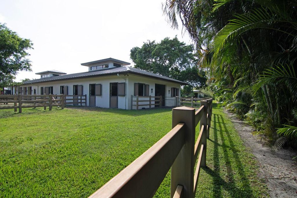 Image 20 of property listing at 2022 Appaloosa Trail, Wellington, FL 33414