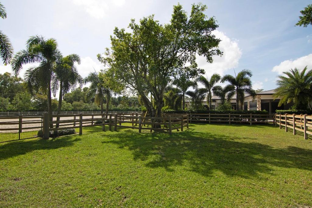 Image 21 of property listing at 2022 Appaloosa Trail, Wellington, FL 33414