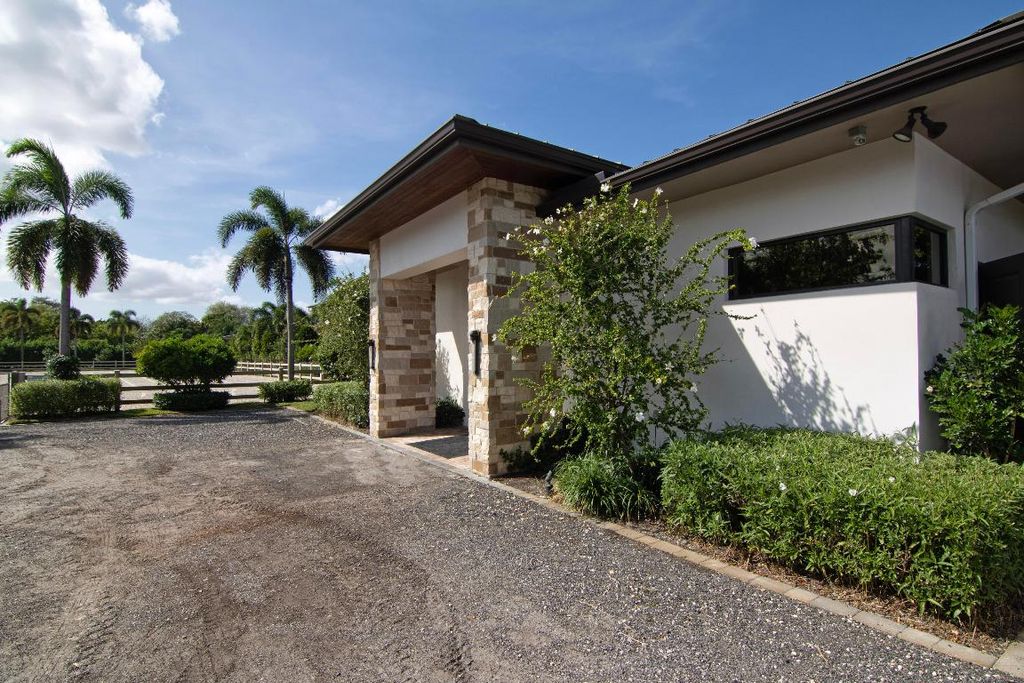 Image 3 of property listing at 2022 Appaloosa Trail, Wellington, FL 33414