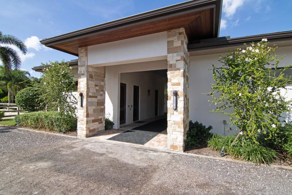 Image 4 of property listing at 2022 Appaloosa Trail, Wellington, FL 33414