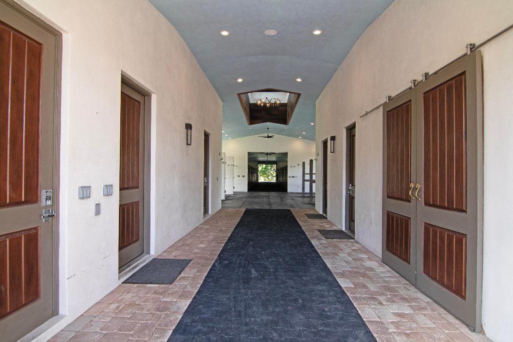 Image 5 of property listing at 2022 Appaloosa Trail, Wellington, FL 33414