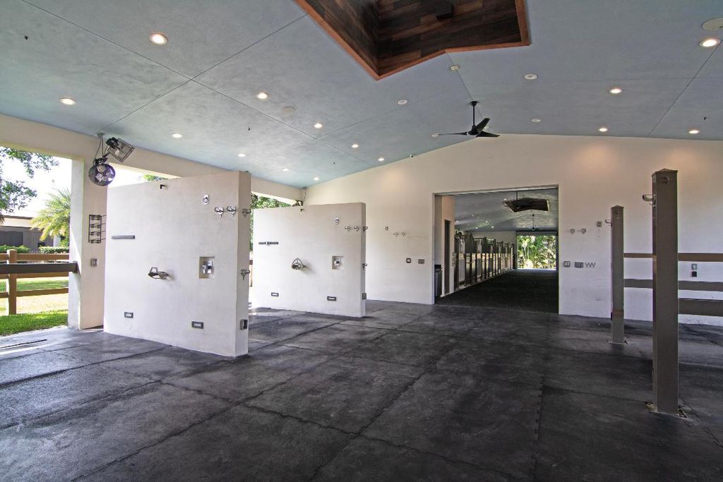 Image 6 of property listing at 2022 Appaloosa Trail, Wellington, FL 33414