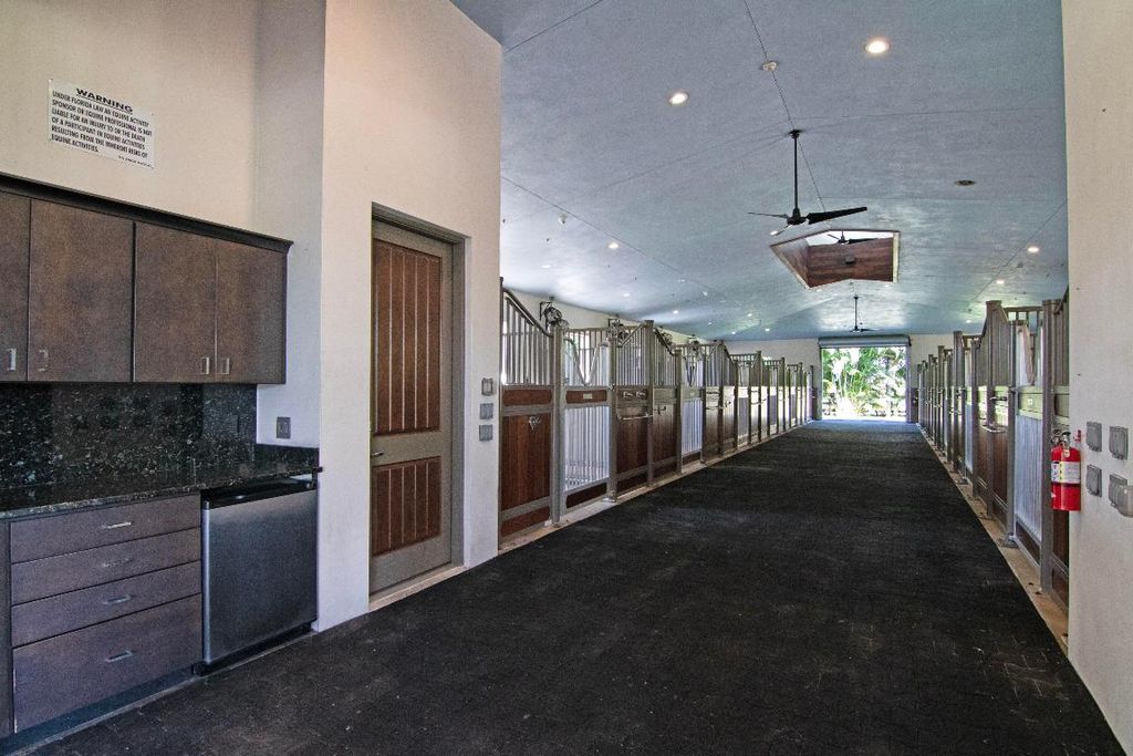 Image 8 of property listing at 2022 Appaloosa Trail, Wellington, FL 33414