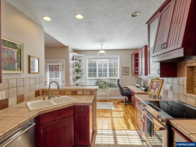 910 Pioneer Dr, Silverton, OR 97381