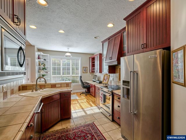 910 Pioneer Dr, Silverton, OR 97381