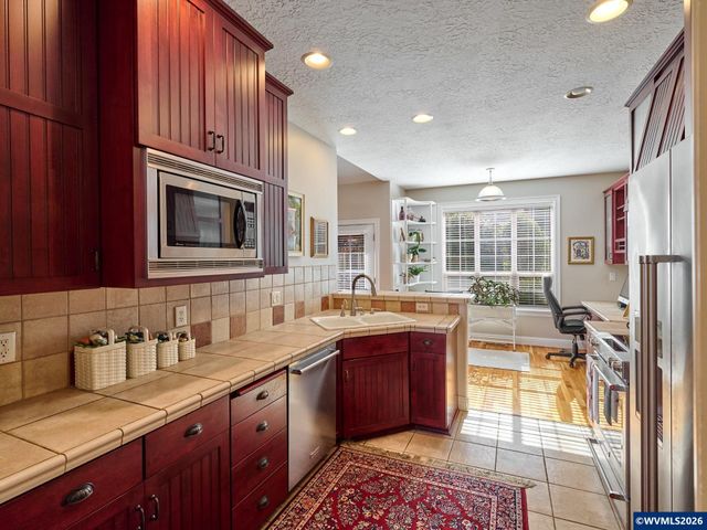 910 Pioneer Dr, Silverton, OR 97381
