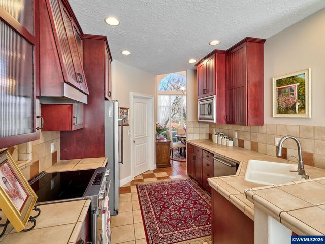 910 Pioneer Dr, Silverton, OR 97381