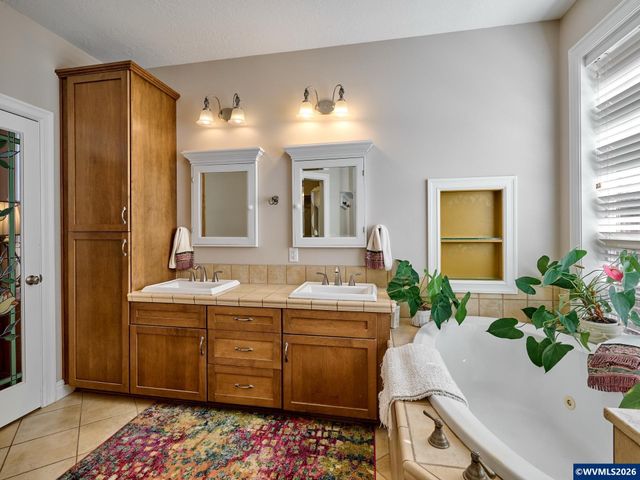 910 Pioneer Dr, Silverton, OR 97381